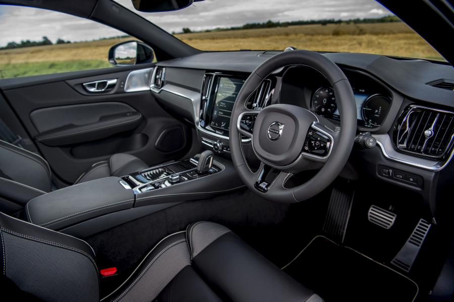 Интерьер Volvo V60 T8 R-Design 2019 года  (UK) (фото 20 из 32)